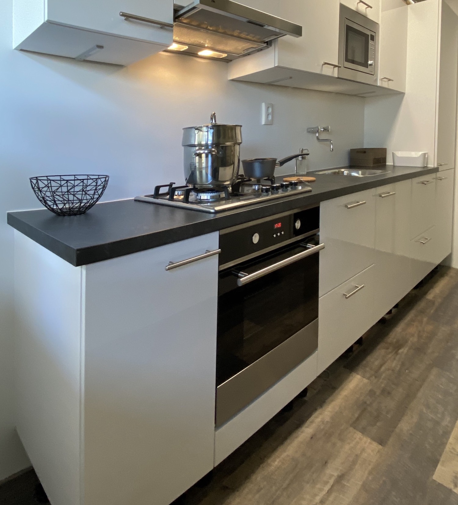 PLAATSEN VERBOUWEN VAN KEUKENS